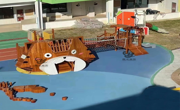 幼兒園室內(nèi)淘氣堡兒童木質(zhì)拓展滑梯大型戶外游樂設(shè)備案例_佛山萬(wàn)福幼兒園